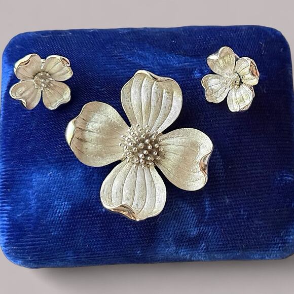 Vintage Crown Trifari Dogwood Set Signed Brushed Silver Tone Brooch Earrings - Picture 1 of 7